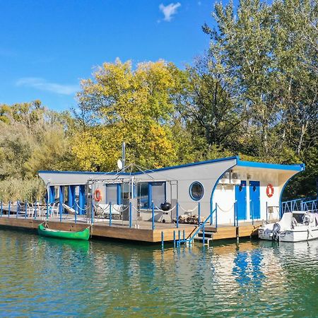 Ocarujuci Houseboat Na Dunaji Bratislava Exterior photo