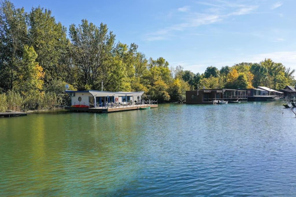 Ocarujuci Houseboat Na Dunaji Bratislava Exterior photo