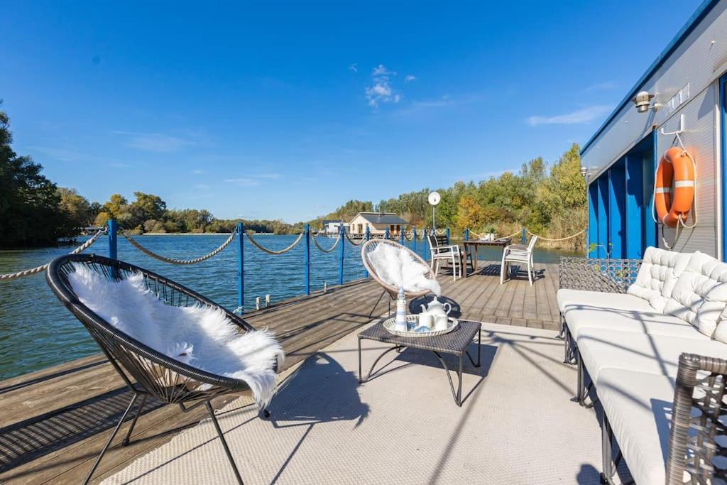 Ocarujuci Houseboat Na Dunaji Bratislava Exterior photo