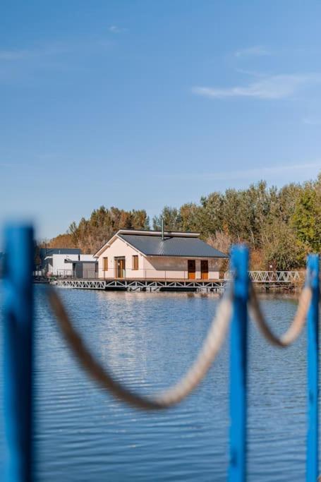 Ocarujuci Houseboat Na Dunaji Bratislava Exterior photo