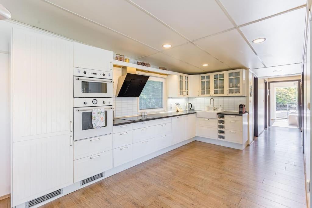 Ocarujuci Houseboat Na Dunaji Bratislava Exterior photo