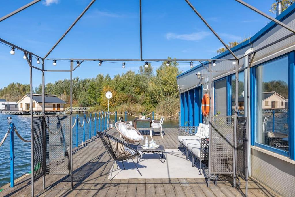 Ocarujuci Houseboat Na Dunaji Bratislava Exterior photo