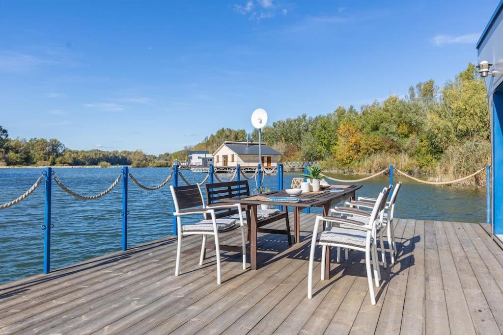 Ocarujuci Houseboat Na Dunaji Bratislava Exterior photo