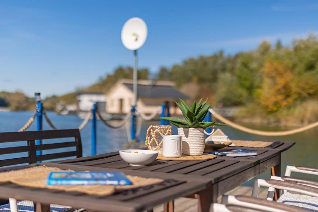 Ocarujuci Houseboat Na Dunaji Bratislava Exterior photo