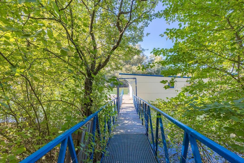 Ocarujuci Houseboat Na Dunaji Bratislava Exterior photo