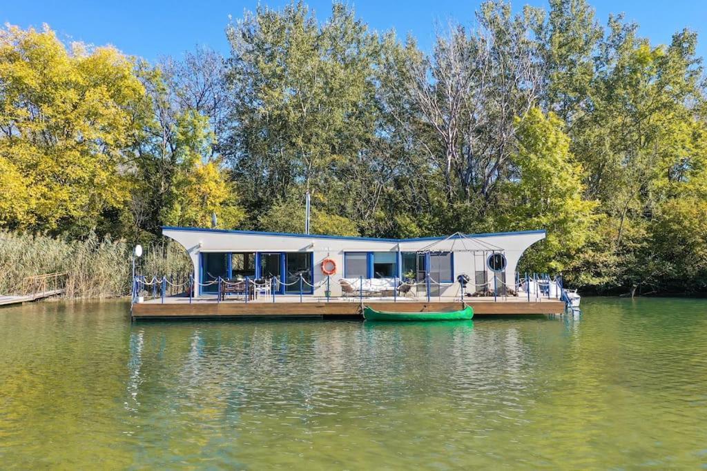 Ocarujuci Houseboat Na Dunaji Bratislava Exterior photo