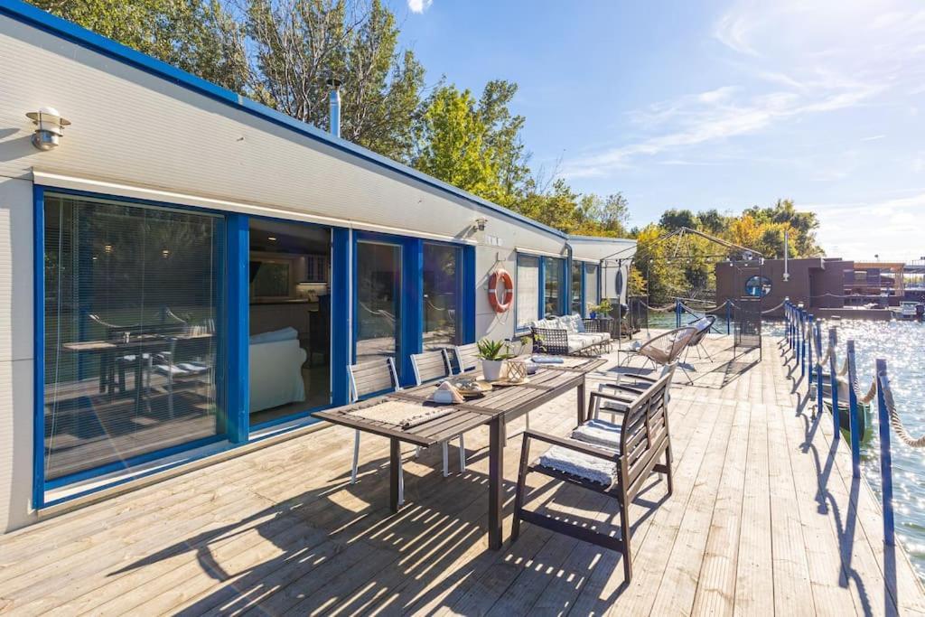 Ocarujuci Houseboat Na Dunaji Bratislava Exterior photo
